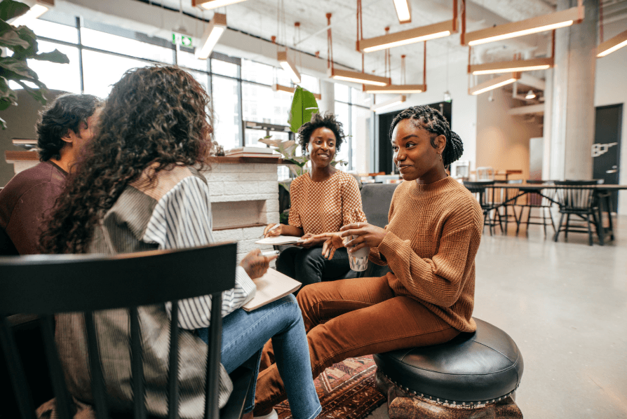 un groupe de personne qui discute dans un bureau
