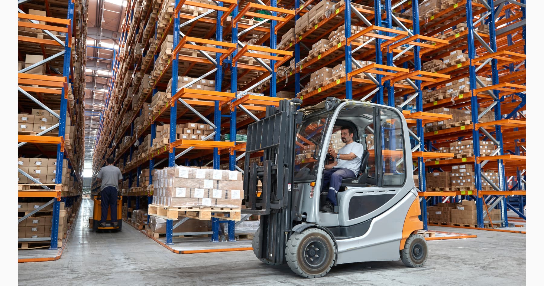 collaborateur compétent dans un entrepôt de transport logistique